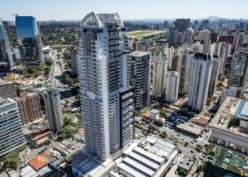 Você conhece o prédio azul de Roberto Carlos em SP? Descubra o que aconteceu com a incorporadora do Rei.