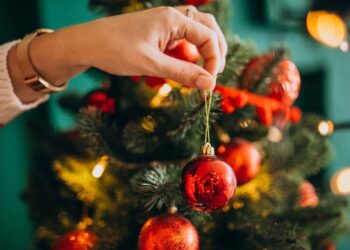 Chegou a época mais querida de todas e entre luzes, memórias e presentes, a decoração natalina inaugura o período de celebrações e preparação para o novo ano que se aproxima | Foto: Freepik