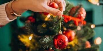 Chegou a época mais querida de todas e entre luzes, memórias e presentes, a decoração natalina inaugura o período de celebrações e preparação para o novo ano que se aproxima | Foto: Freepik