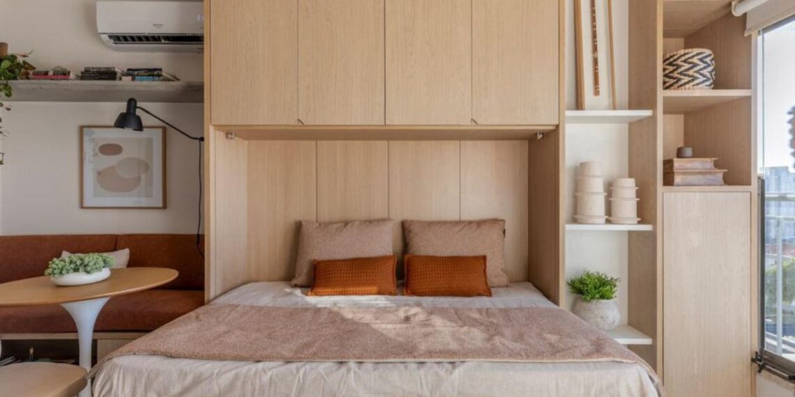 Entre os principais destaques do projeto, o arquiteto Raphael Wittmann ressalta a marcenaria planejada, a cama retrátil e os móveis soltos versáteis e compactos | Projeto Rawi Arquitetura + Design | Foto: Rafael Renzo