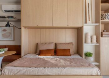 Entre os principais destaques do projeto, o arquiteto Raphael Wittmann ressalta a marcenaria planejada, a cama retrátil e os móveis soltos versáteis e compactos | Projeto Rawi Arquitetura + Design | Foto: Rafael Renzo