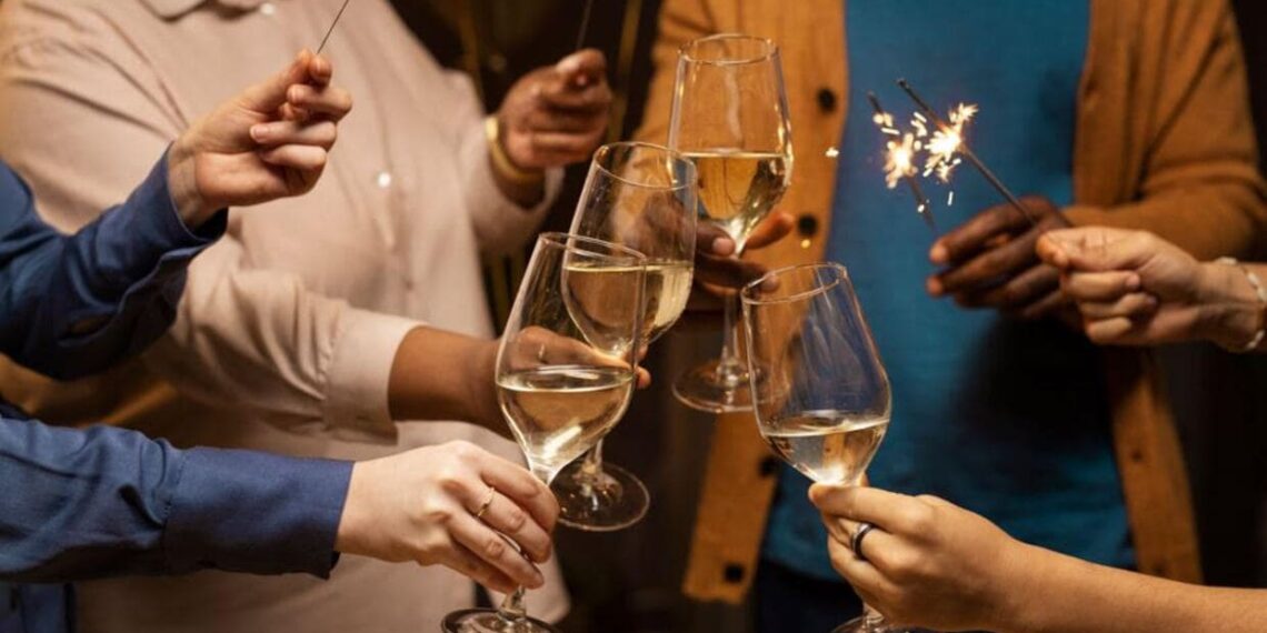 Celebrar dentro de casa é um gesto de generosidade. Por isso, nada mais justo do que planejar bem os ambientes para si e para os convidados | Foto: Freepik