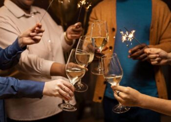 Celebrar dentro de casa é um gesto de generosidade. Por isso, nada mais justo do que planejar bem os ambientes para si e para os convidados | Foto: Freepik