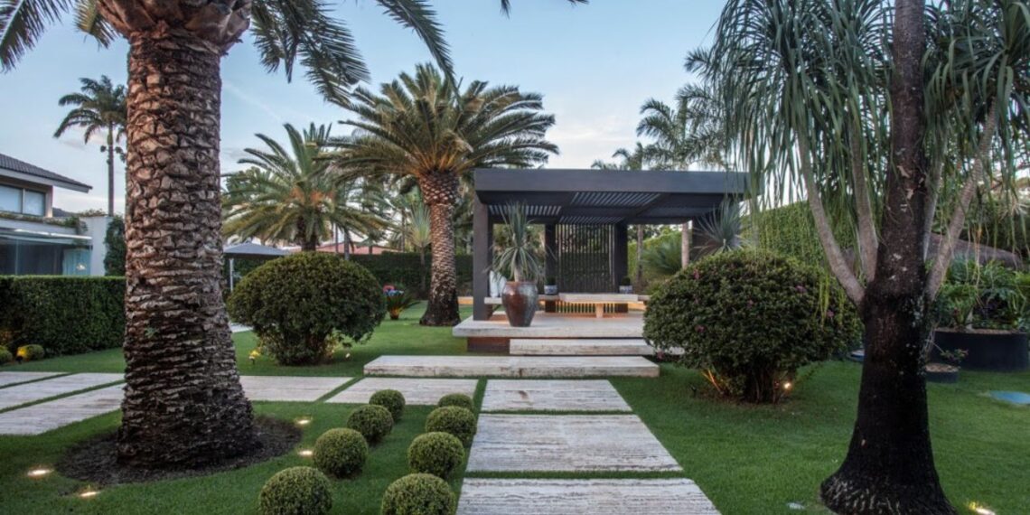 Em áreas amplas ou pequenas, é possível compor um belo jardim que se torne um verdadeiro refúgio para momentos de tranquilidade | Projeto: Depieri Paisagismo | Projeto de arquitetura: MAAI Arquitetura | Foto: Clausem Bonifacio