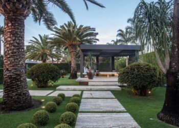 Em áreas amplas ou pequenas, é possível compor um belo jardim que se torne um verdadeiro refúgio para momentos de tranquilidade | Projeto: Depieri Paisagismo | Projeto de arquitetura: MAAI Arquitetura | Foto: Clausem Bonifacio