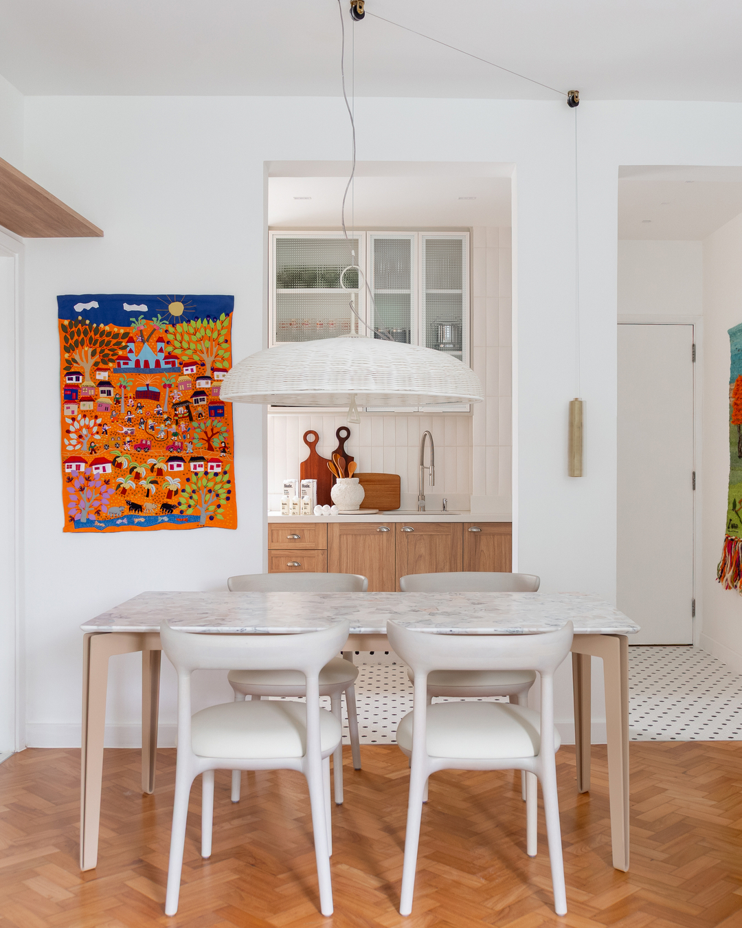 Arquitetos Ricardo Melo e Rodrigo Passos reimaginam refúgio de férias para mãe e filha no Rio