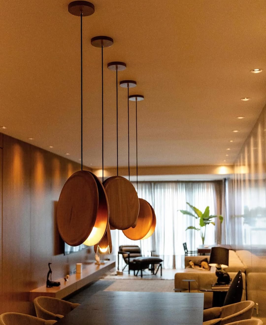 O charme das luminárias de teto nas salas de hoje