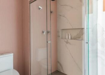 Em resumo, os nichos no box são pequenos vãos embutidos na parede, usados para guardar shampoos, sabonetes e outros itens de banho. Eles substituem as prateleiras aparentes | Projeto BMA Studio | Foto: Guilherme Pucci