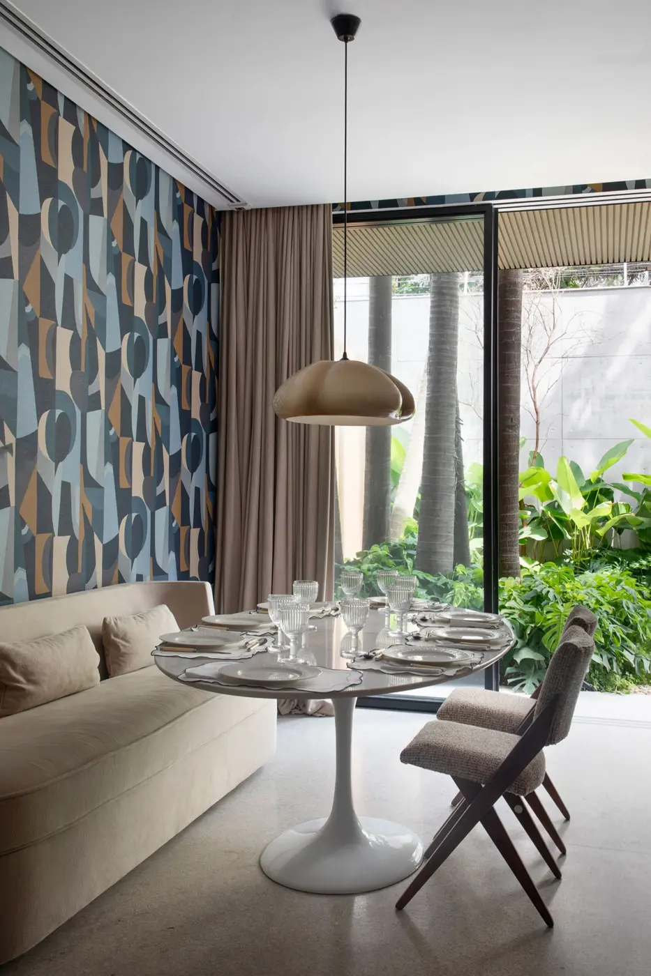 Área verde de 660 m² traduz vínculos emocionais em um projeto vivo e acolhedor