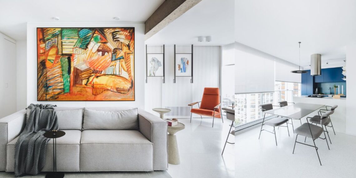 Neste apartamento com estética contemporânea assinado pelo arquiteto Raphael Wittmann, o branco predomina pelos ambientes com o objetivo de se tornar uma tela neutra que expõe o acervo pessoal do morador tal qual uma galeria de arte | Projeto Rawi Arquitetura + Design | Foto: Juliana Deeke