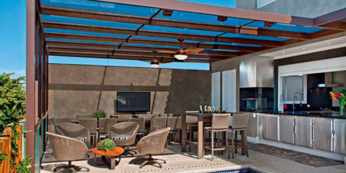 Pergolado de vidro: como criar áreas externas sofisticadas, protegidas e cheias de luz natural