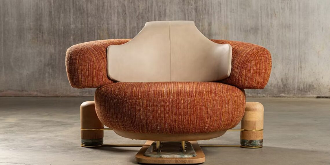 Assinada por Richard Daniel, a poltrona Toió revela equilíbrio entre estrutura, conforto e expressão