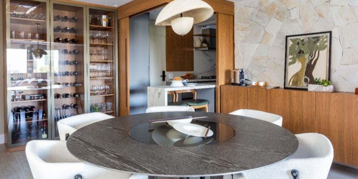 O charme das mesas redondas segue em alta também por conta das formas curvas que remetem à natureza e tornaram ainda mais relevantes nos projetos residenciais | Projeto: Daniela Funari Arquitetura | FOTO: Mariana Camargo