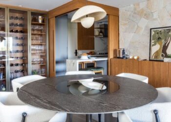 O charme das mesas redondas segue em alta também por conta das formas curvas que remetem à natureza e tornaram ainda mais relevantes nos projetos residenciais | Projeto: Daniela Funari Arquitetura | FOTO: Mariana Camargo