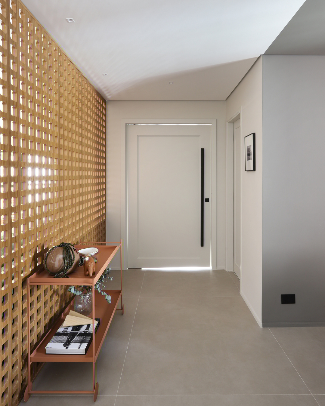 Projeto assinado pela Quattrino Arquitetura traduz funcionalidade, integração e conforto para um jovem casal em São Paulo