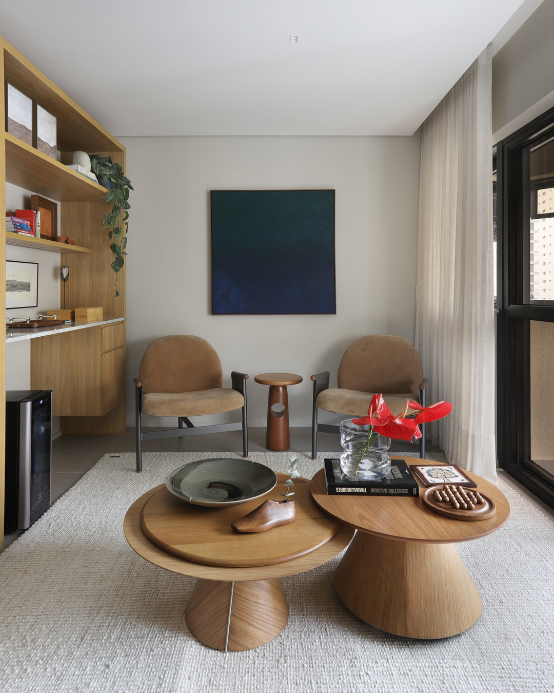 Projeto assinado pela Quattrino Arquitetura traduz funcionalidade, integração e conforto para um jovem casal em São Paulo