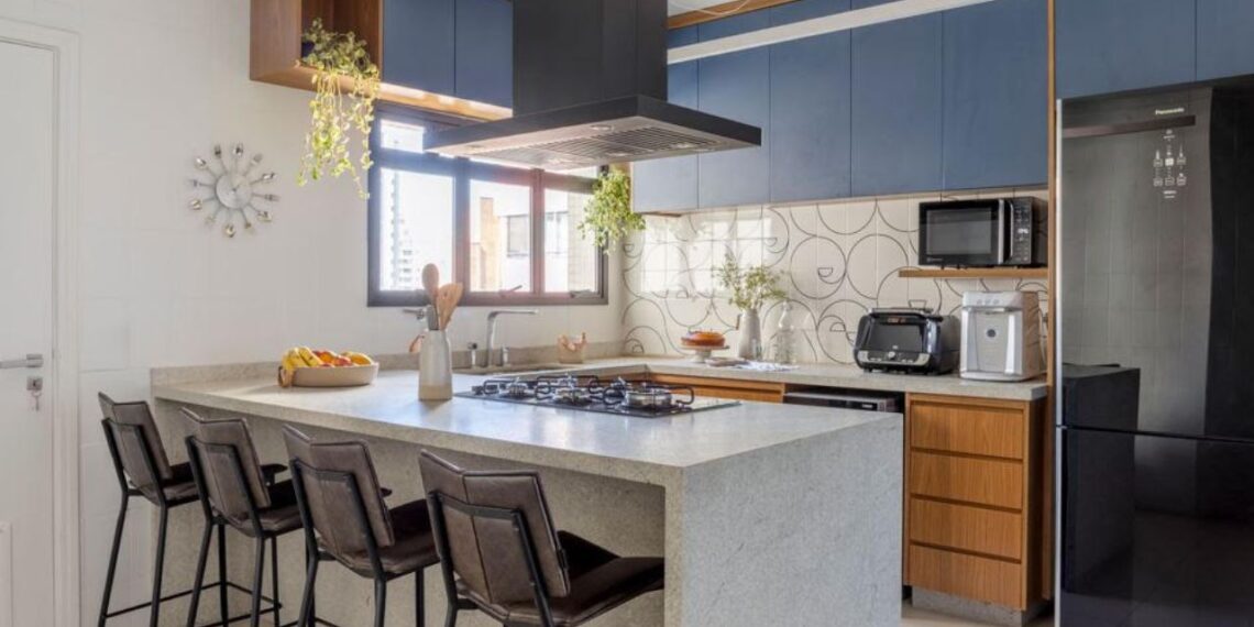 A cozinha foi o ambiente que mudou radicalmente, com troca de revestimentos de parede, bancada e uma marcenaria colorida completamente nova | Projeto Atelier Paulo Tripoloni | Foto: Rafael Renzo | Produção: Mayra Navarro