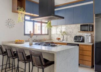 A cozinha foi o ambiente que mudou radicalmente, com troca de revestimentos de parede, bancada e uma marcenaria colorida completamente nova | Projeto Atelier Paulo Tripoloni | Foto: Rafael Renzo | Produção: Mayra Navarro