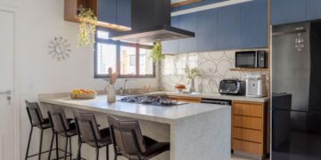 A cozinha foi o ambiente que mudou radicalmente, com troca de revestimentos de parede, bancada e uma marcenaria colorida completamente nova | Projeto Atelier Paulo Tripoloni | Foto: Rafael Renzo | Produção: Mayra Navarro