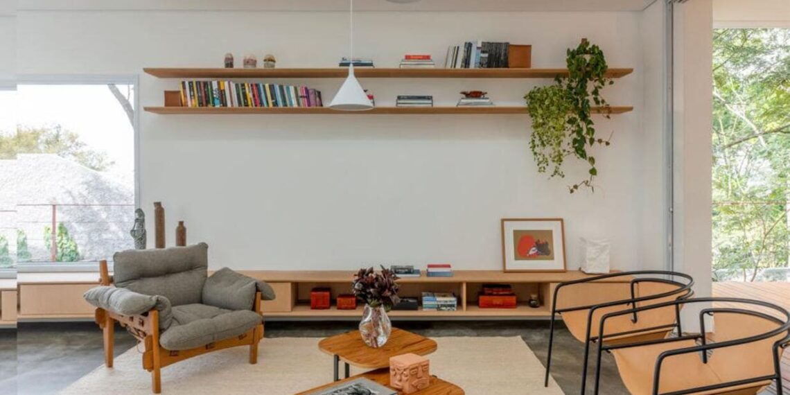 Planejamento, mobiliário, iluminação e acabamentos fazem toda a diferença no ambiente mais acolhedor da residência. Vale também apostar em peças de design nacional, como Sérgio Rodrigues, Lina Bo Bardi e Alessandra Delgado, apresentados no projeto acima | Projeto Rawi Arquitetura + Design | Foto: Rafael Renzo