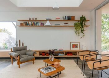 Planejamento, mobiliário, iluminação e acabamentos fazem toda a diferença no ambiente mais acolhedor da residência. Vale também apostar em peças de design nacional, como Sérgio Rodrigues, Lina Bo Bardi e Alessandra Delgado, apresentados no projeto acima | Projeto Rawi Arquitetura + Design | Foto: Rafael Renzo