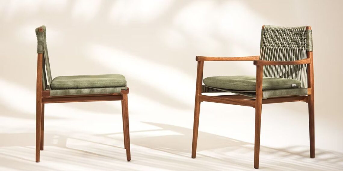 A criação de Daniela Ferro ressignifica o fazer artesanal em peças acolhedoras, atemporais e profundamente sensoriais.