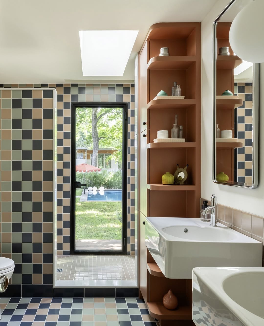 Banheiro com tile drenching em mosaico cerâmico, criando continuidade entre piso e paredes e ampliando visualmente o espaço