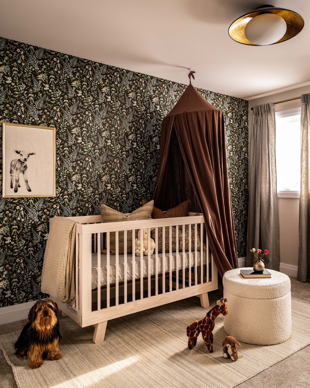 Quarto infantil com paredes envolventes inspiradas no conceito de tile drenching, criando unidade e aconchego visual