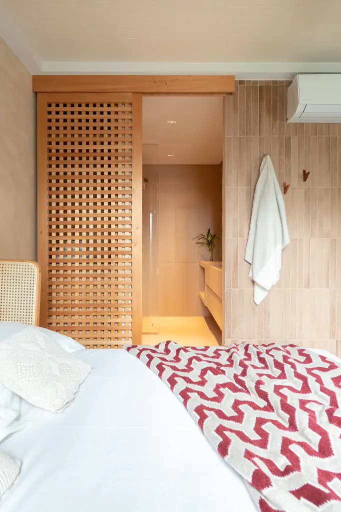 Estúdio de 40 m² aposta em tons terrosos, porcelanato orgânico e muxarabi para integrar lavanderia, cozinha e estar com leveza e funcionalidade.