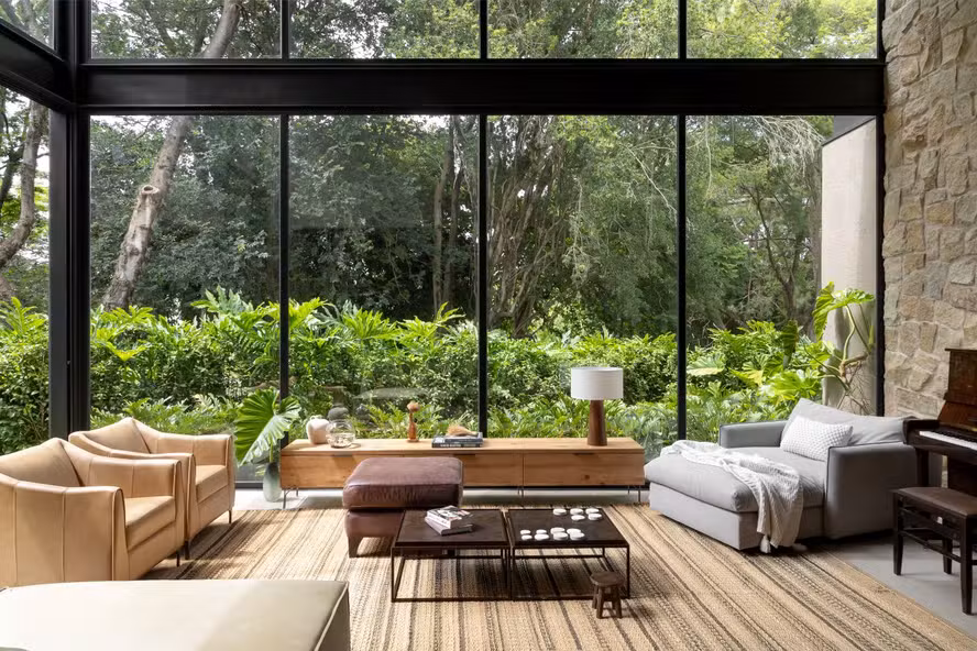 Casa interiorana aposta em adega de tijolos antigos e integração total com a natureza