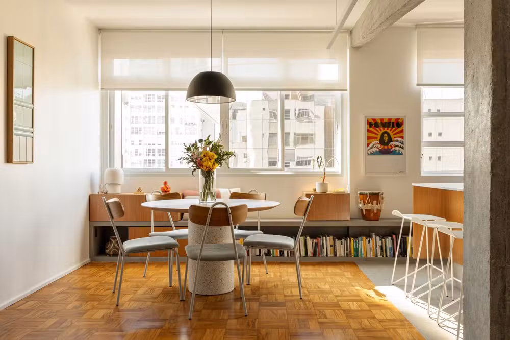 Apartamento reformado une integração total e cores que remetem ao mar em São Paulo