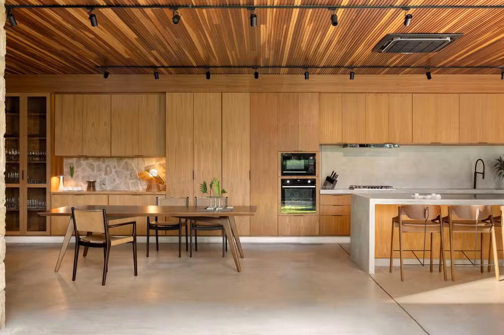 Casa interiorana aposta em adega de tijolos antigos e integração total com a natureza