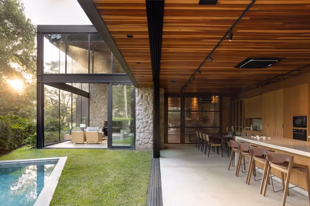 Casa interiorana aposta em adega de tijolos antigos e integração total com a natureza