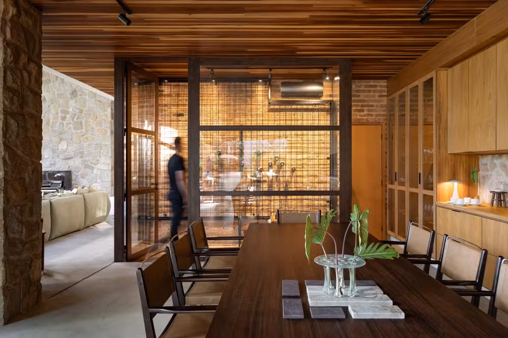 Casa interiorana aposta em adega de tijolos antigos e integração total com a natureza