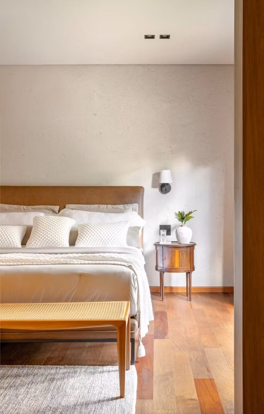 Casa interiorana aposta em adega de tijolos antigos e integração total com a natureza