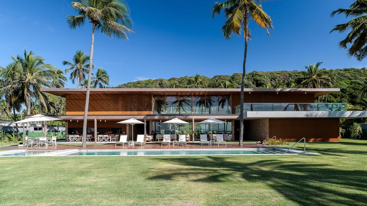 Casa à beira-mar em Alagoas traduz arquitetura afetiva e convivência familiar