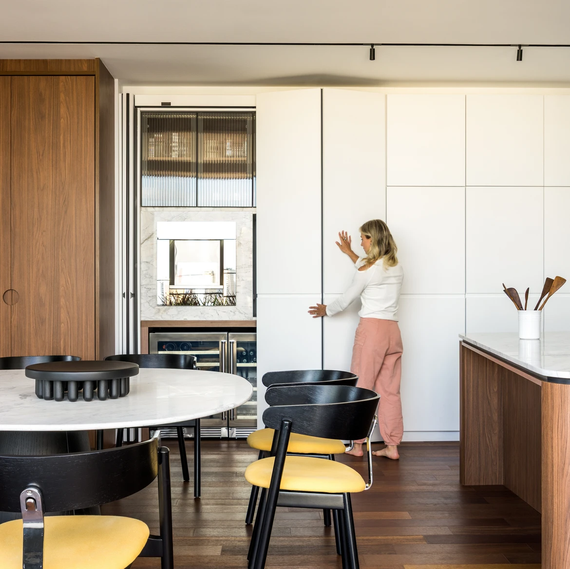 Dúplex de 160 m² revela como arquitetura silenciosa pode transformar o morar em experiência afetiva