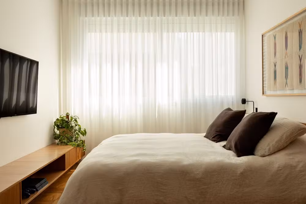 Apartamento reformado une integração total e cores que remetem ao mar em São Paulo