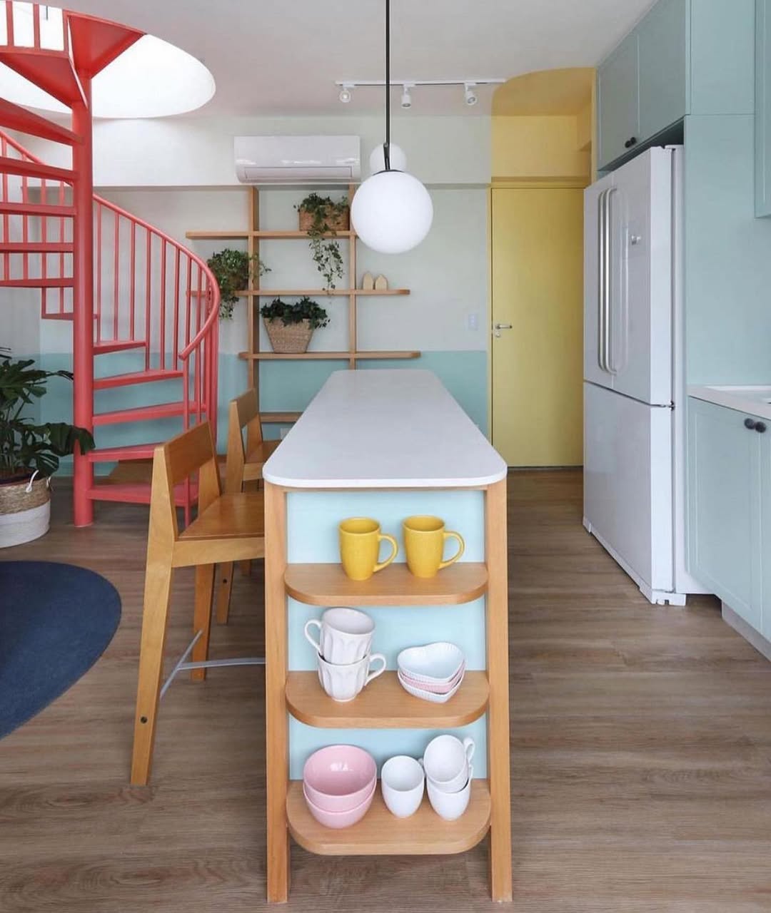 Kitnet de 35 m² ganha identidade com cores suaves e soluções inteligentes