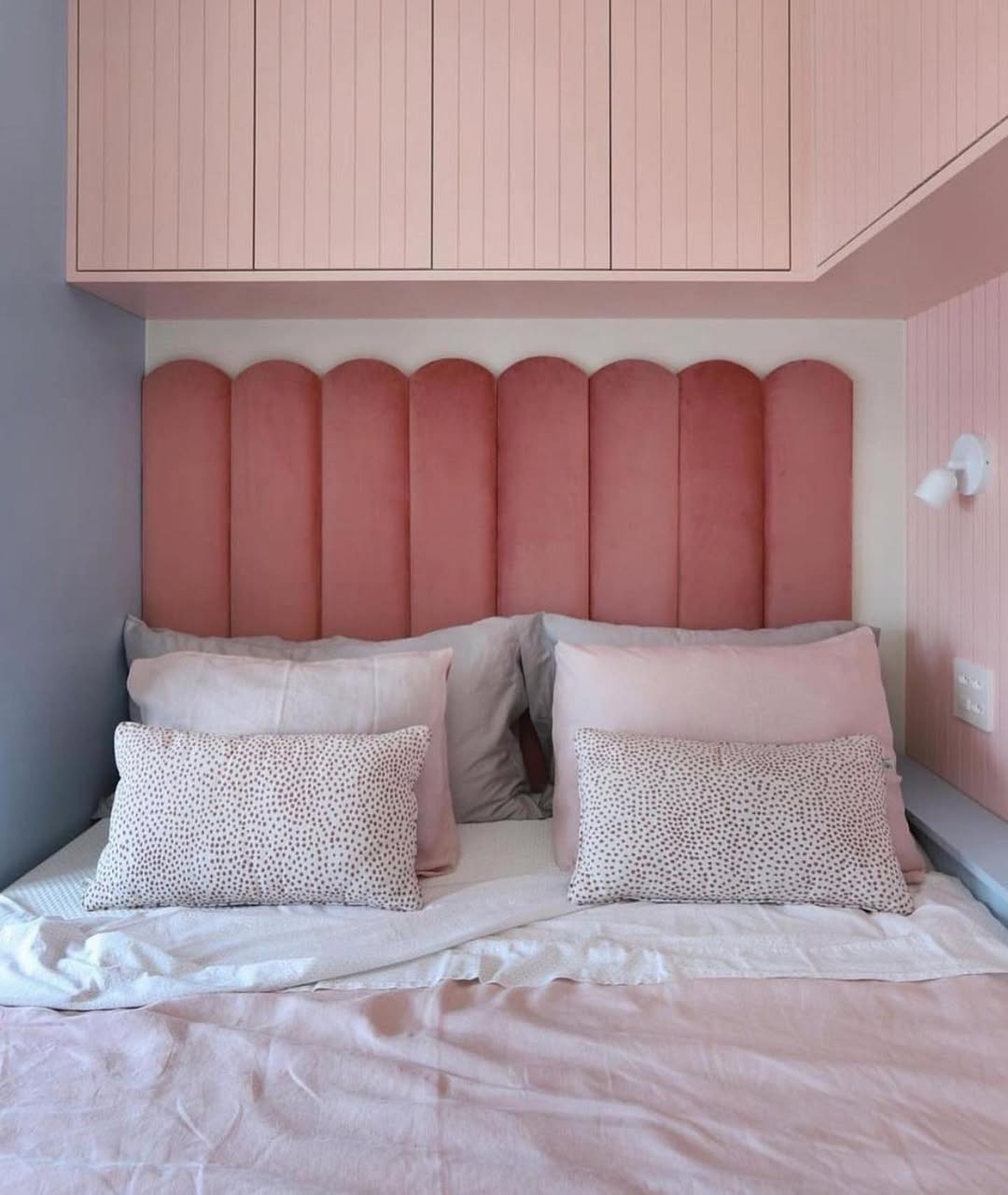 Kitnet de 35 m² ganha identidade com cores suaves e soluções inteligentes