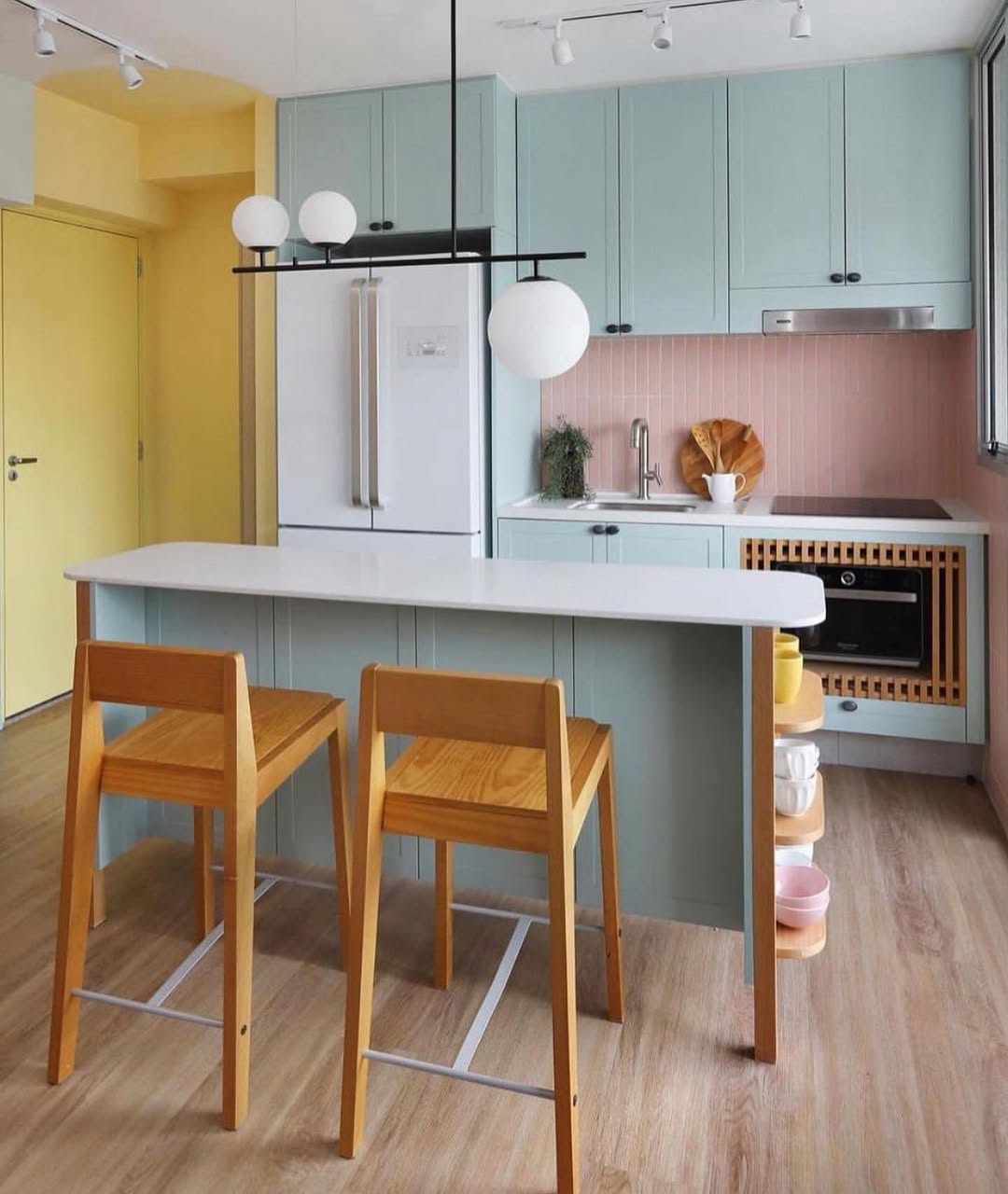 Kitnet de 35 m² ganha identidade com cores suaves e soluções inteligentes