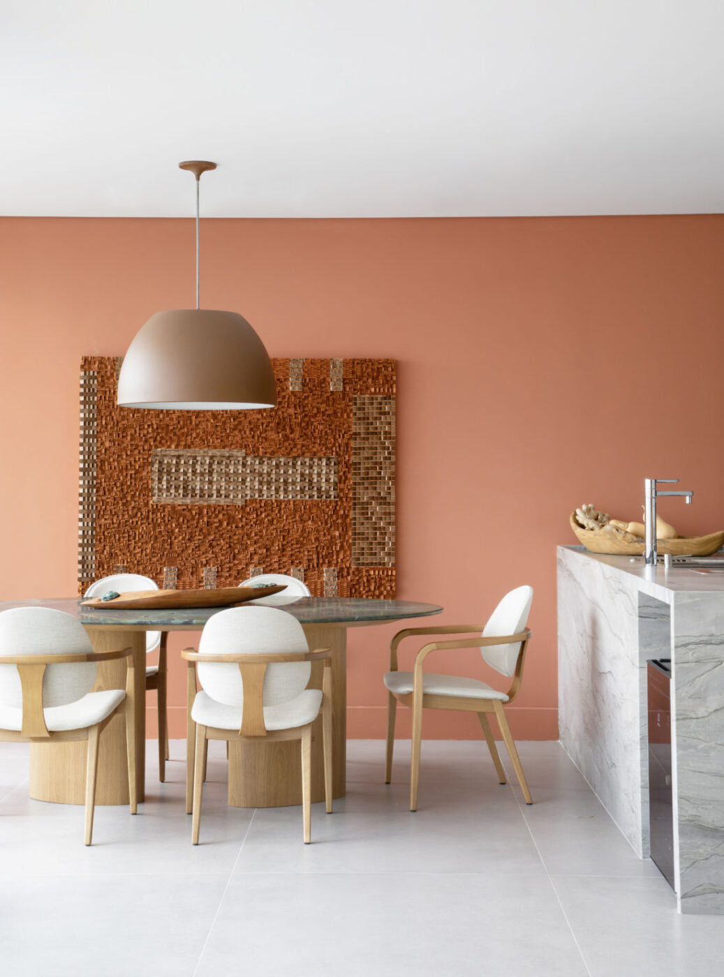 Apartamento dedicado à convivência transforma 178 m² em um refúgio para receber