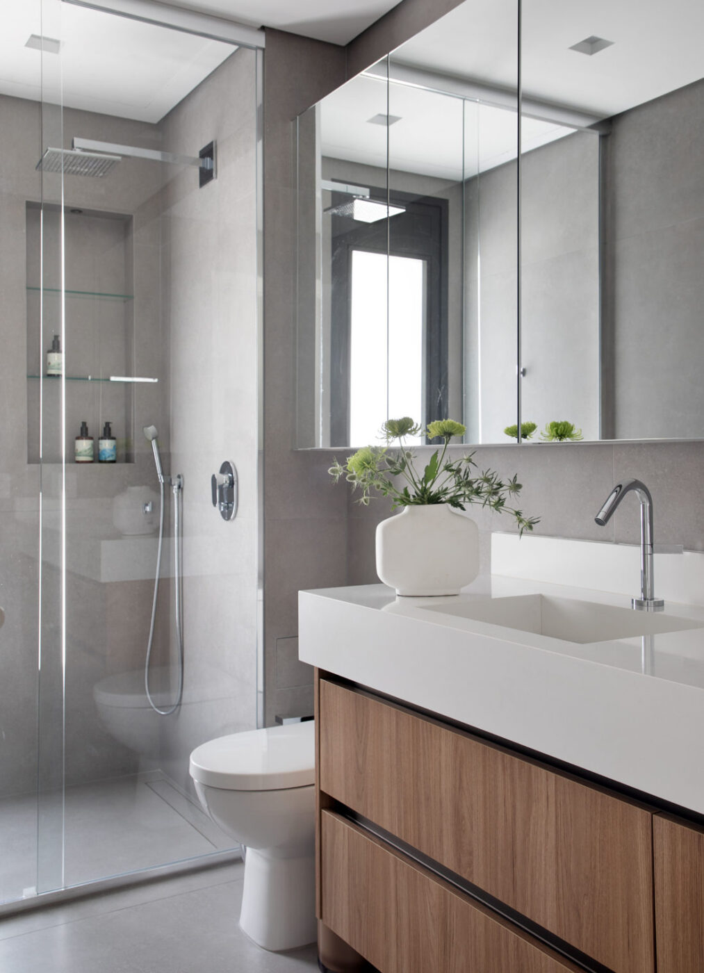 Apartamento dedicado à convivência transforma 178 m² em um refúgio para receber