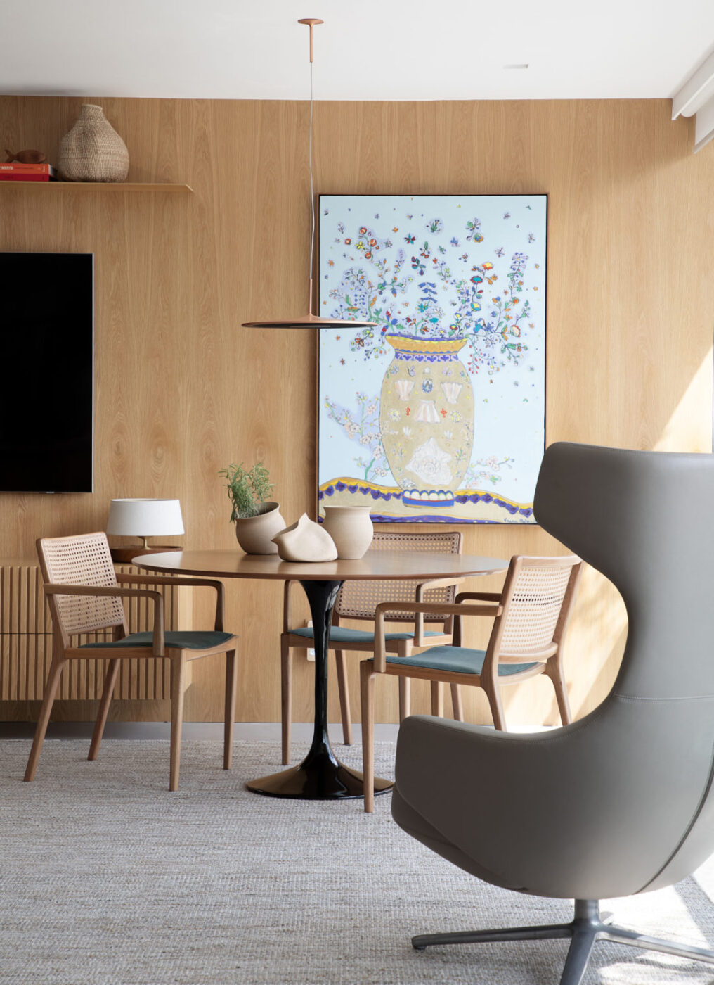 Apartamento dedicado à convivência transforma 178 m² em um refúgio para receber