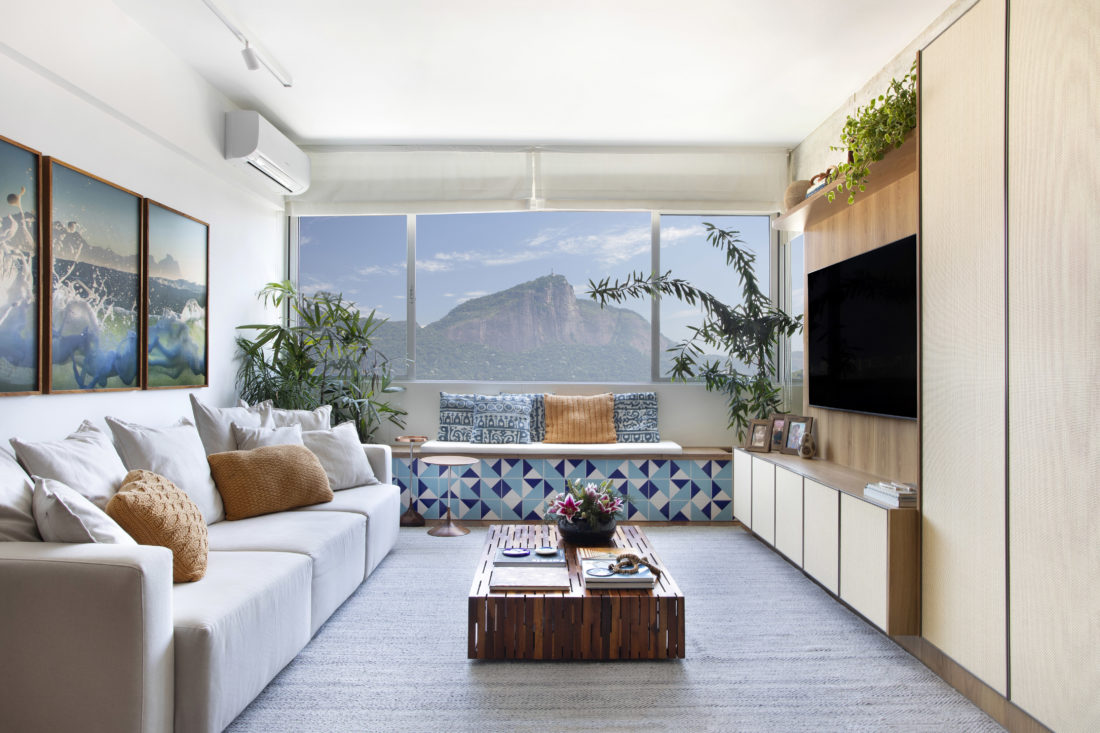 Apartamento voltado para a Lagoa aposta na fluidez dos espaços para criar um novo jeito de morar