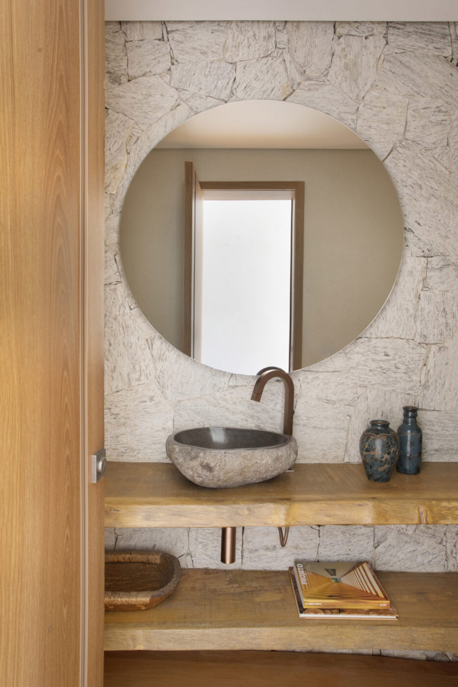 Apartamento voltado para a Lagoa aposta na fluidez dos espaços para criar um novo jeito de morar