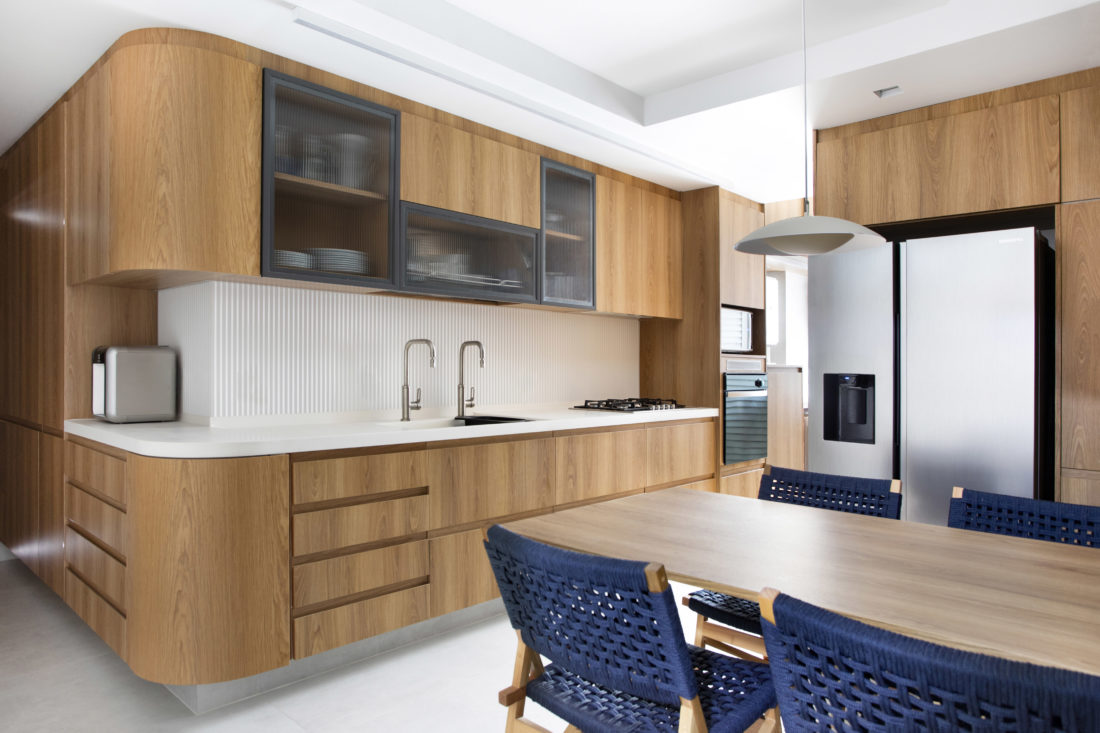 Apartamento voltado para a Lagoa aposta na fluidez dos espaços para criar um novo jeito de morar