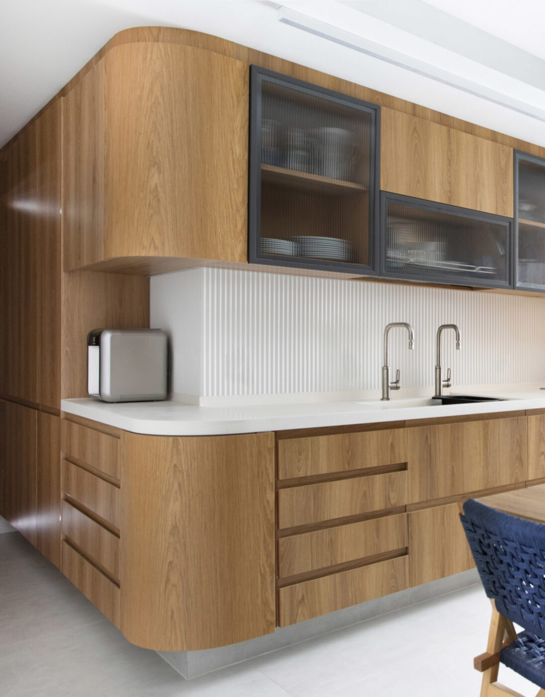 Apartamento voltado para a Lagoa aposta na fluidez dos espaços para criar um novo jeito de morar