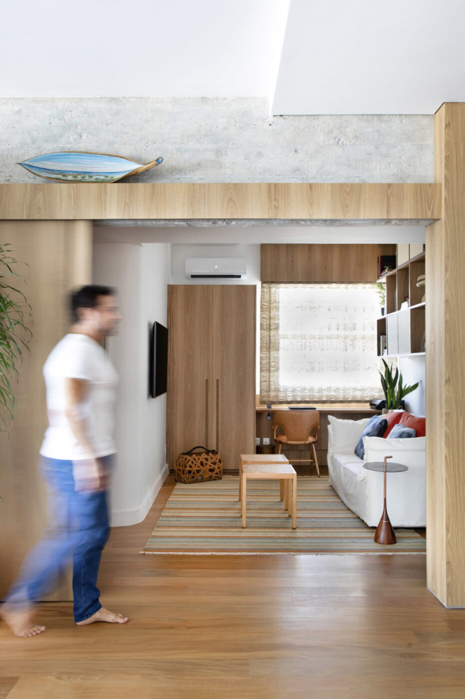 Apartamento voltado para a Lagoa aposta na fluidez dos espaços para criar um novo jeito de morar