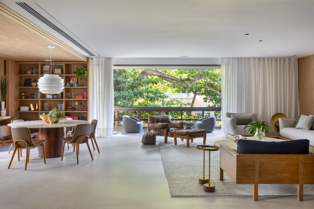 Reforma de apartamento valoriza luz natural e exalta o design brasileiro contemporâneo
